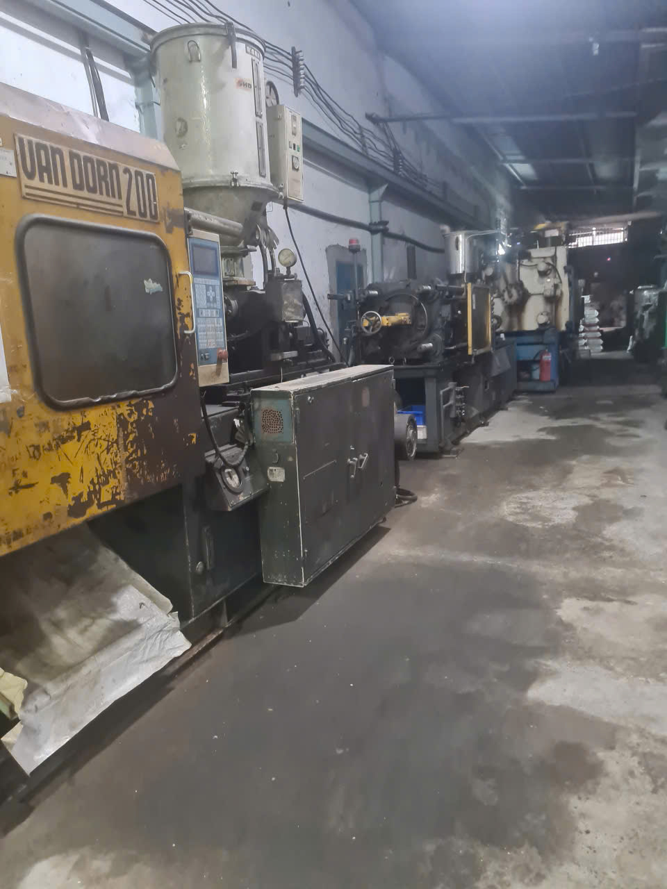 Một máy ép phun tải trọng 200 tấn trong khu vực sản xuất
