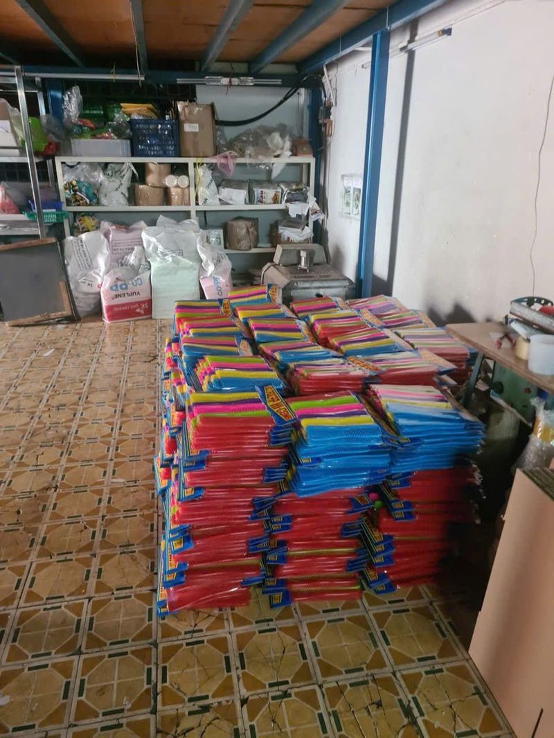 Sản phẩm lược nhựa đóng gói sẵn tại cửa hàng Trung Hưng — đa dạng màu sắc và mẫu mã